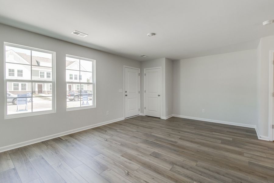 Spacious, unfurnished interior of a new home in Astoria, Columbia (Image 15).