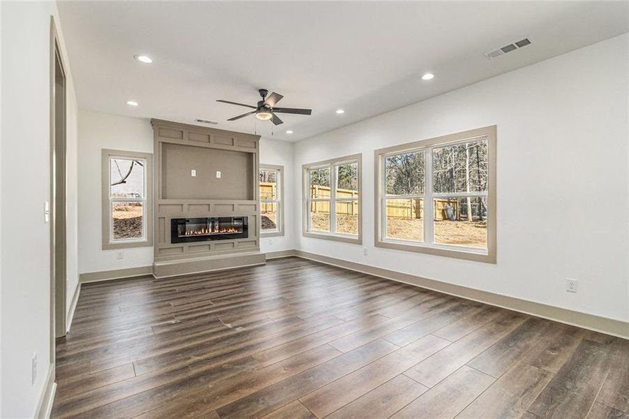 Spacious, unfurnished interior of a new home in , Oxford (Image 25).