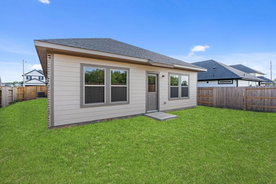 Exterior details and patio area of a home in Laurel Landing, Alvin (Image 4).