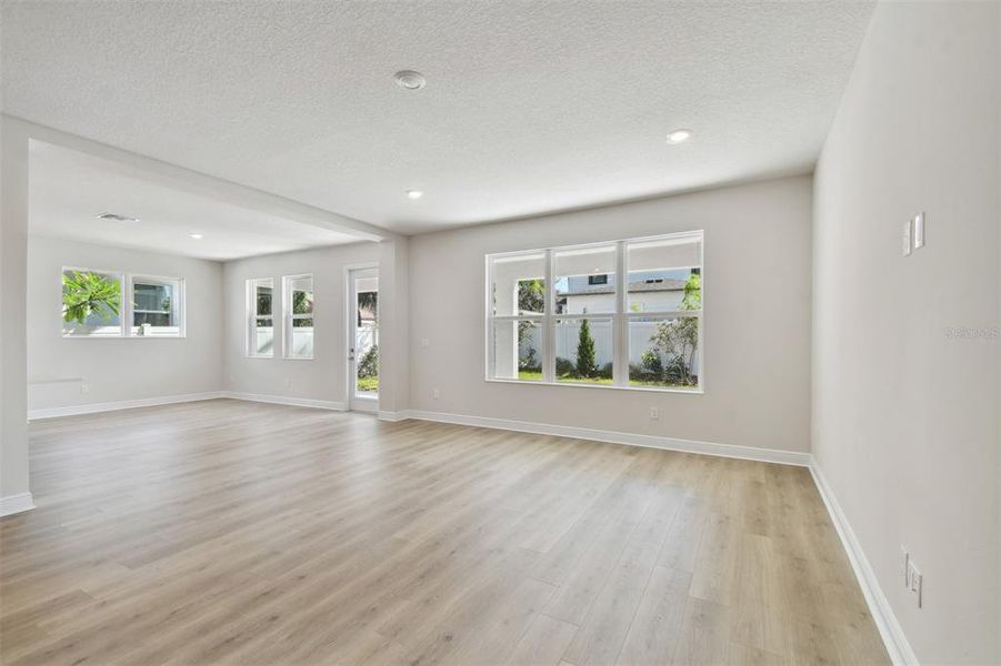 Spacious, unfurnished interior of a new home in , Tampa (Image 5).