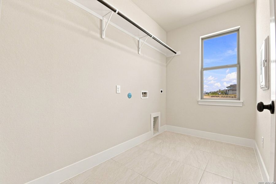 Spacious, unfurnished interior of a new home in Legacy at Lake Dunlap, New Braunfels (Image 22). Spacious, unfurnished interior of a new home in Legacy at Lake Dunlap, New Braunfels (Image 22).