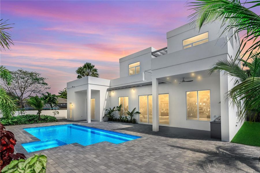 Exterior details and patio area of a home in , Doral (Image 22).
