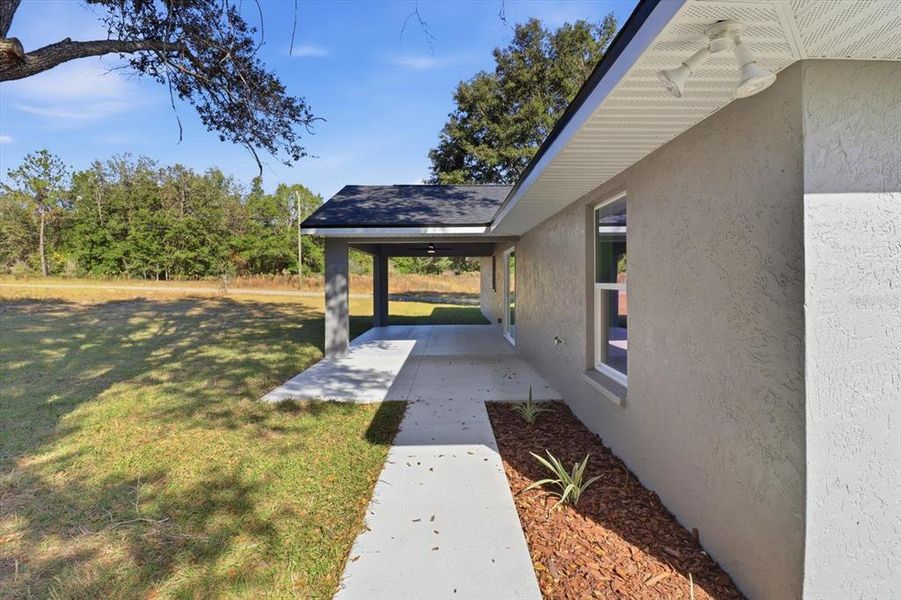 Exterior details and patio area of a home in , Dunnellon (Image 4).