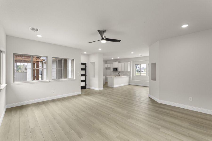 Spacious, unfurnished interior of a new home in Keeneland, Aubrey (Image 23).