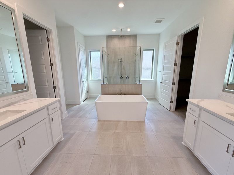 Representative furnished interior of a home built from the Topaz II by Giddens Homes in Riverstone, Georgetown (Image 92).
