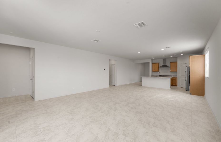 Spacious, unfurnished interior of a new home in Alamar, Avondale (Image 14).