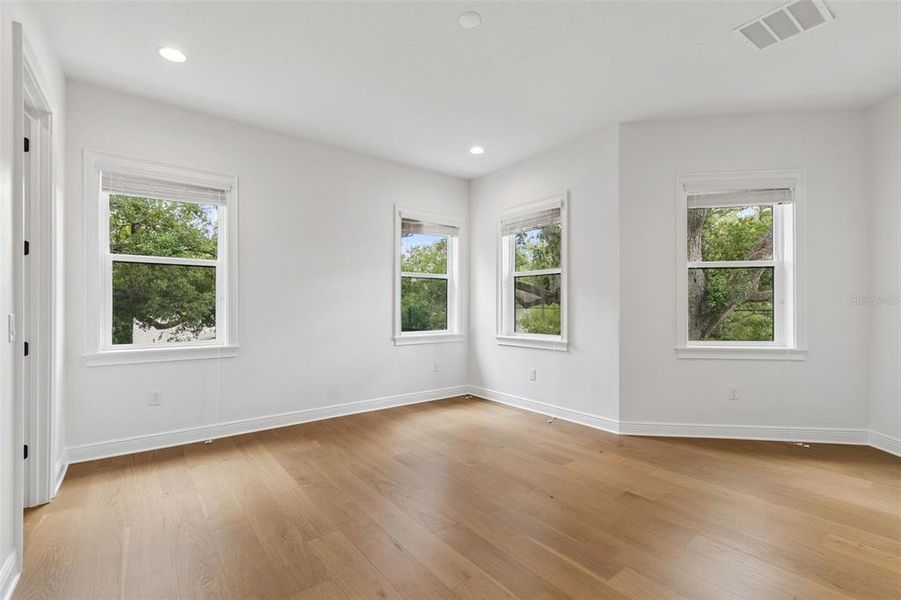 Spacious, unfurnished interior of a new home in , Tampa (Image 39).