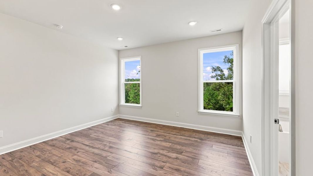 Spacious, unfurnished interior of a new home in Shadowood, Seneca (Image 31).