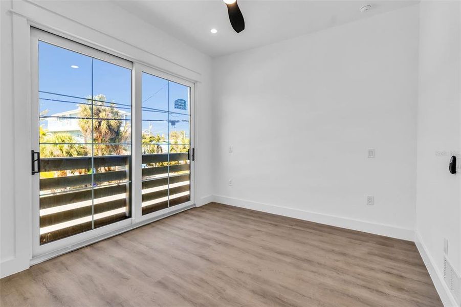 Spacious, unfurnished interior of a new home in , Bradenton Beach (Image 29).