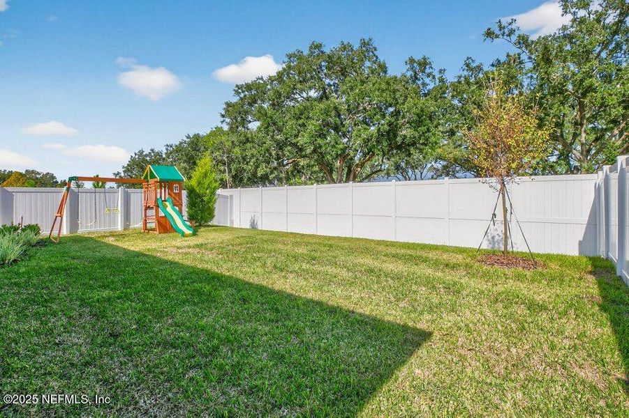 Exterior details and patio area of a home in Sandridge Hills, Green Cove Springs (Image 28).
