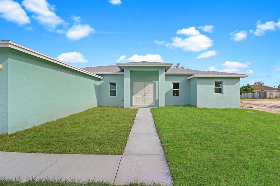 Exterior details and patio area of a home in , Port St. Lucie (Image 2).