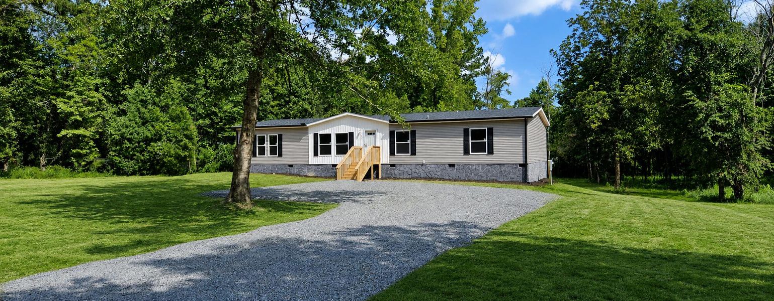 Exterior details and patio area of a home in , Eutawville (Image 3).