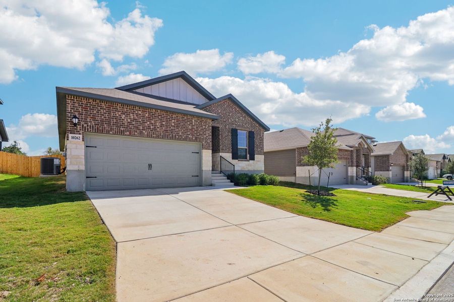 Image 43 of a home in Royal Crest. Image 43 of a home in Royal Crest.