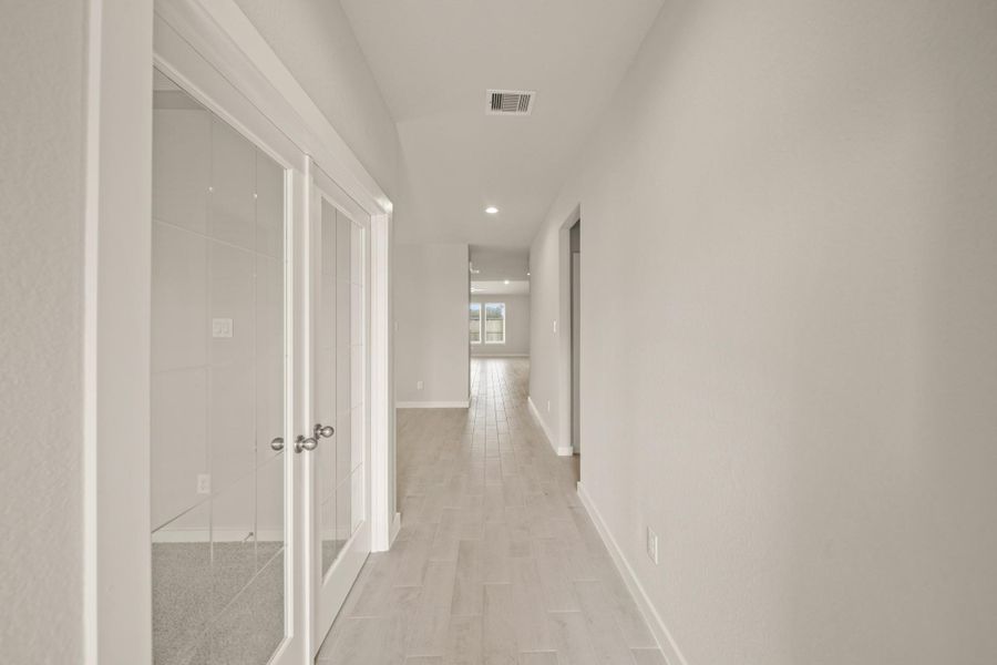 Spacious, unfurnished interior of a new home in Barton Creek Ranch, Conroe (Image 21). Spacious, unfurnished interior of a new home in Barton Creek Ranch, Conroe (Image 21).
