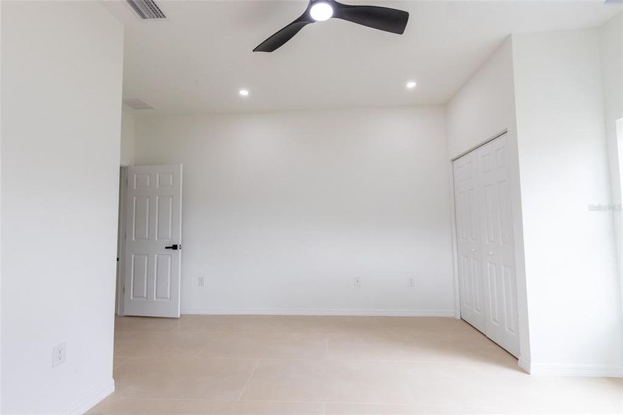 Spacious, unfurnished interior of a new home in , Sebring (Image 52).