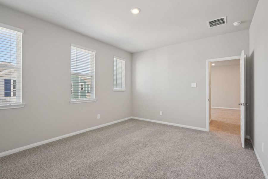 Spacious, unfurnished interior of a new home in Kemah Crossing - Luxe Series, Kemah (Image 21).