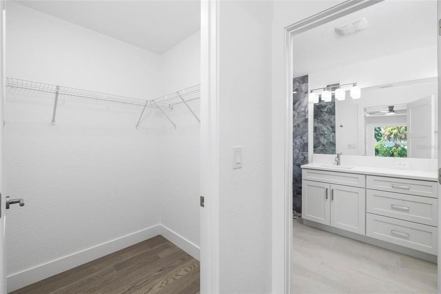 Spacious, unfurnished interior of a new home in , Rotonda West (Image 27).