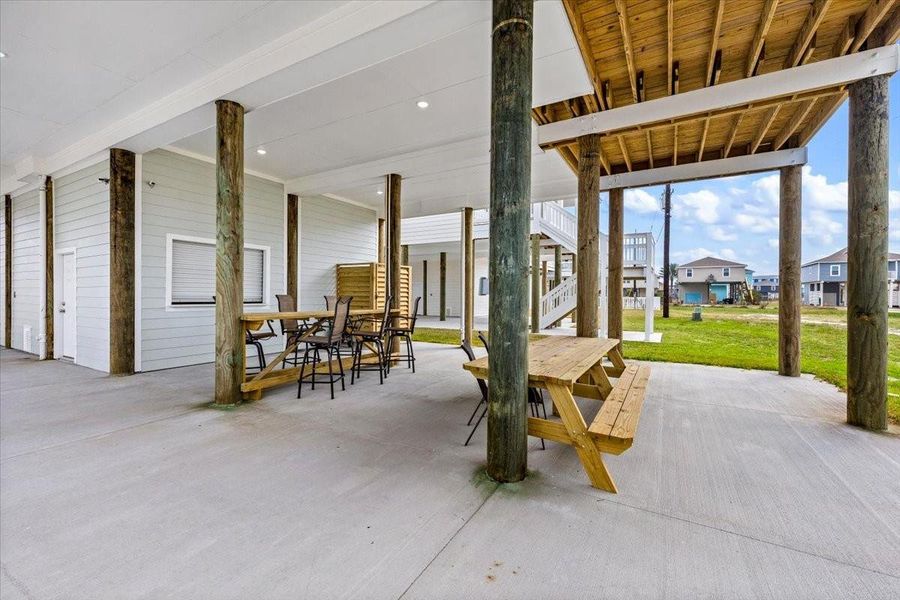 Exterior details and patio area of a home in , Galveston (Image 28).