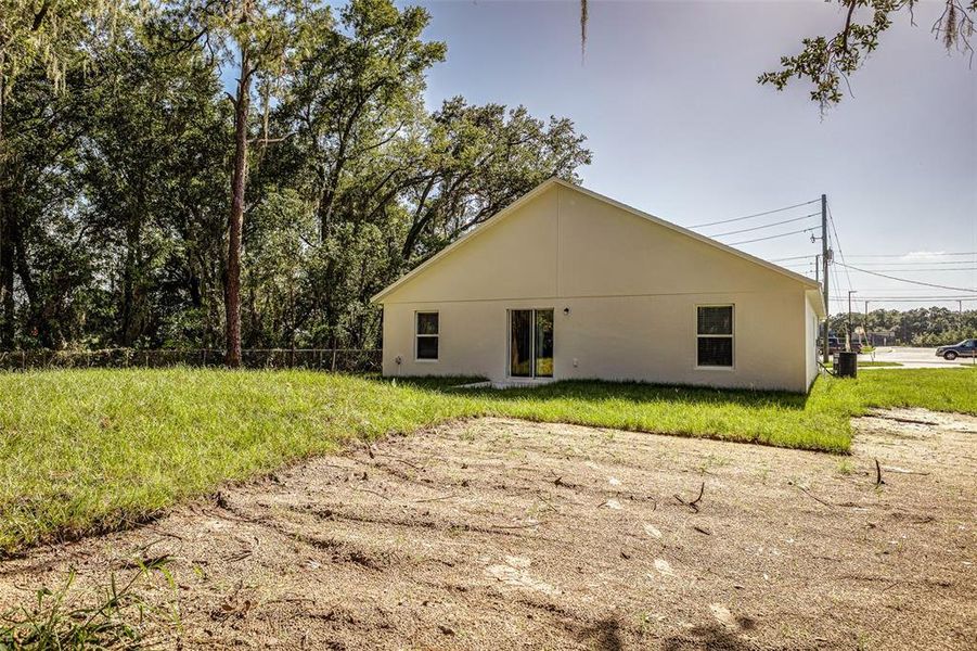 Exterior details and patio area of a home in , Winter Haven (Image 3).