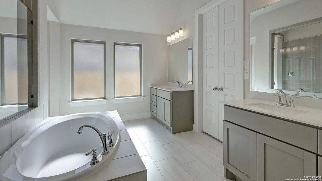 Furnished interior view inside a new home in Ladera 50', San Antonio (Image 9). Furnished interior view inside a new home in Ladera 50', San Antonio (Image 9).