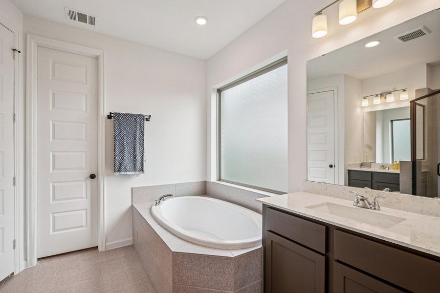 Furnished interior view inside a new home in Sienna, Missouri City (Image 14).