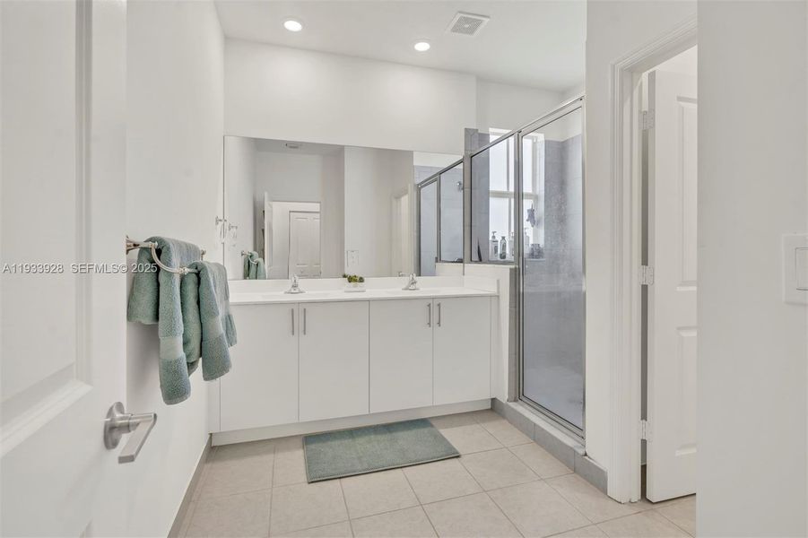 Furnished interior view inside a new home in , Coral Springs (Image 36).