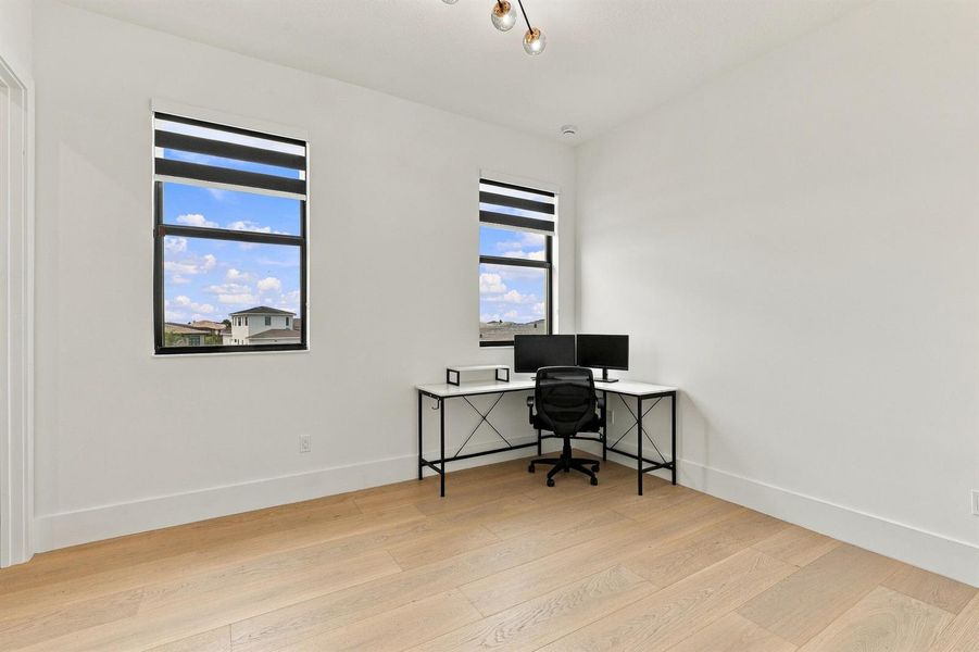 Versatile Bedroom or Office Versatile Bedroom or Office