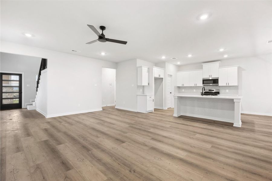 Spacious, unfurnished interior of a new home in Glendale Lakes, Rosharon (Image 23). Spacious, unfurnished interior of a new home in Glendale Lakes, Rosharon (Image 23).