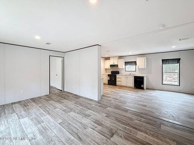 Spacious, unfurnished interior of a new home in , Hawthorne (Image 25).