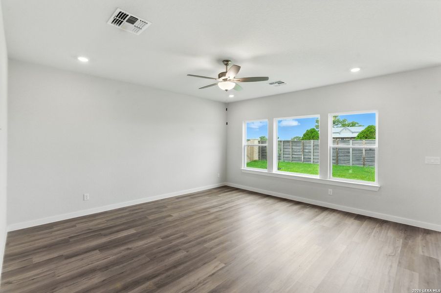 Spacious, unfurnished interior of a new home in Weltner Farms 50’s, New Braunfels (Image 32).