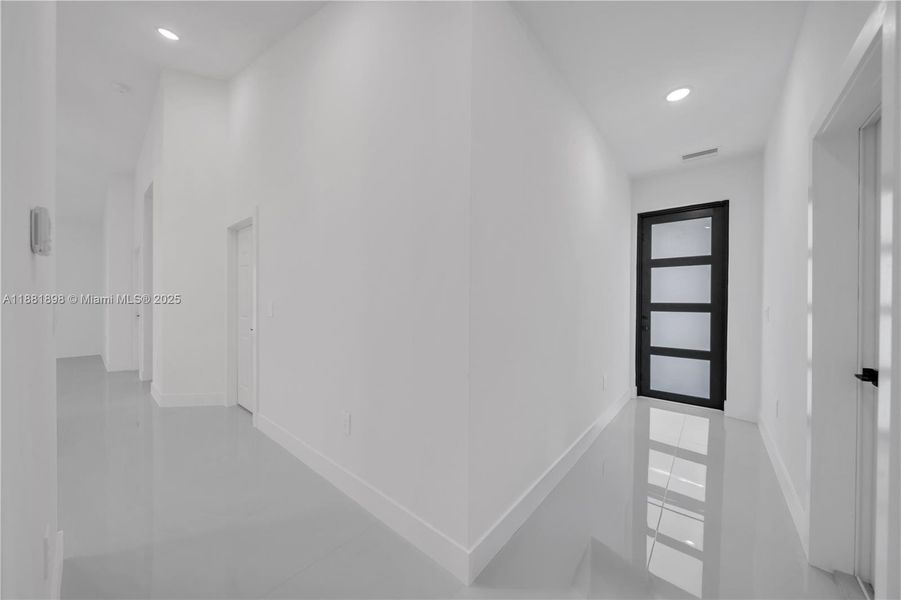Spacious, unfurnished interior of a new home in , Lehigh Acres (Image 12).