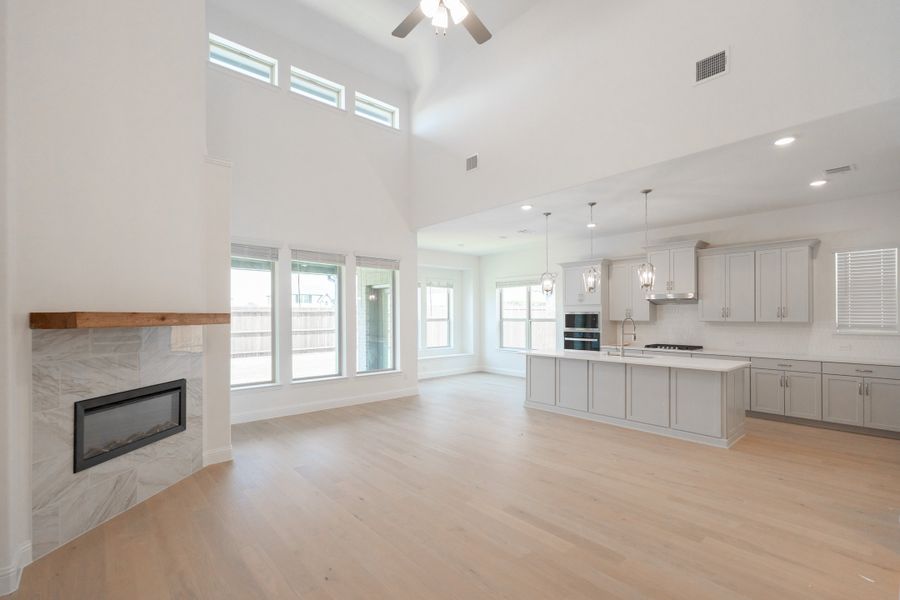 Spacious, unfurnished interior of a new home in Valencia on the Lake, Little Elm (Image 20).