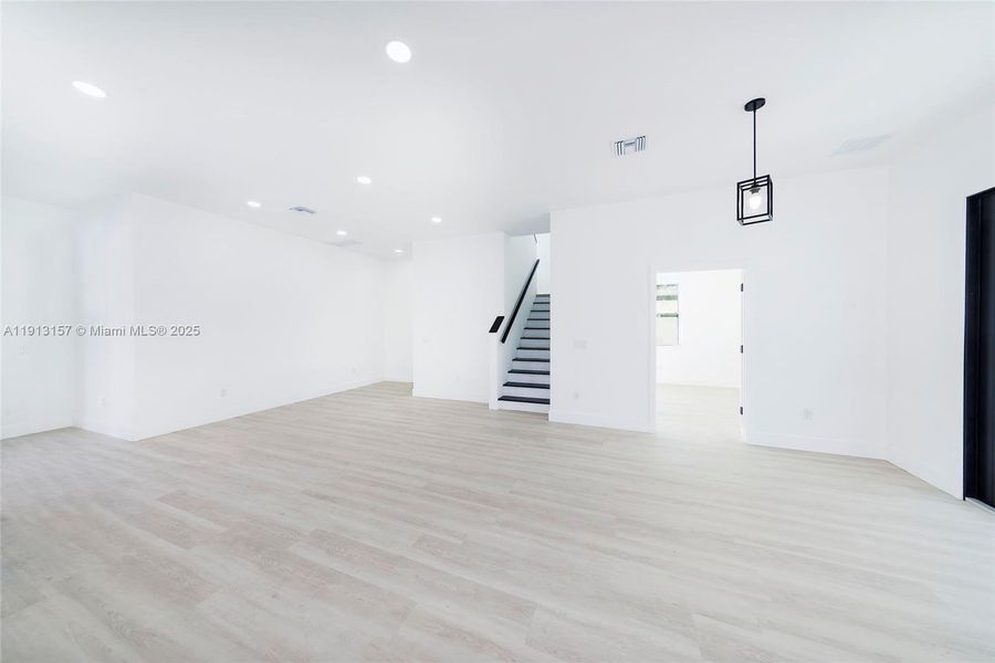Spacious, unfurnished interior of a new home in , St. Petersburg (Image 26).