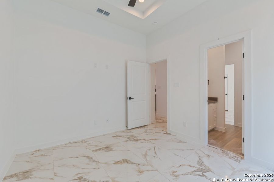 Spacious, unfurnished interior of a new home in , Laredo (Image 25).