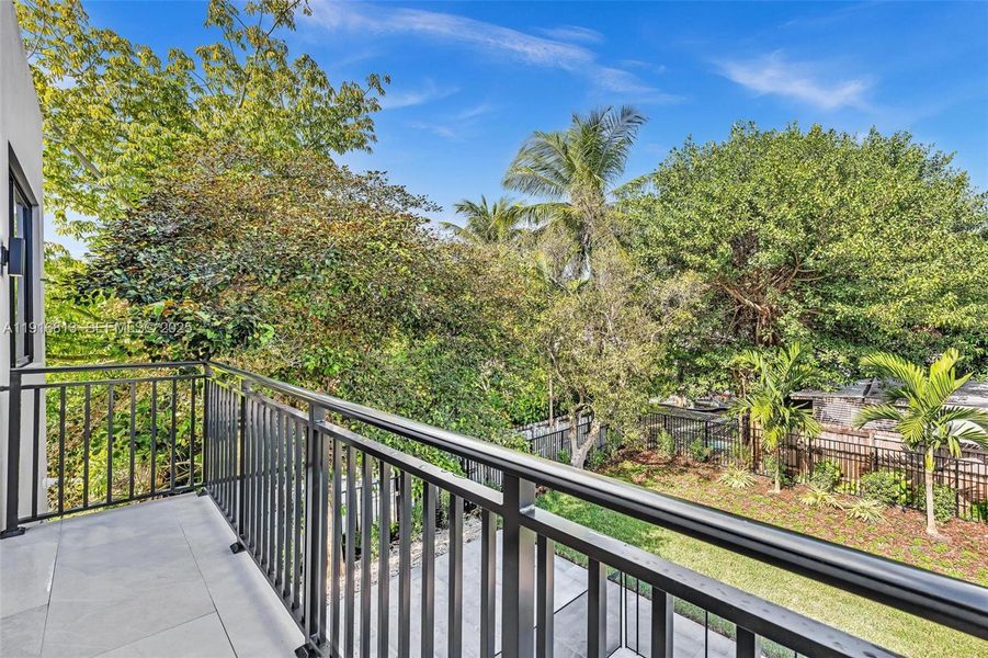 Exterior details and patio area of a home in , Miami (Image 33).
