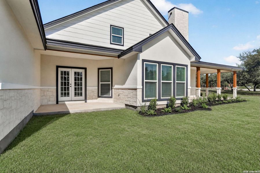 Exterior details and patio area of a home in , Natalia (Image 4).