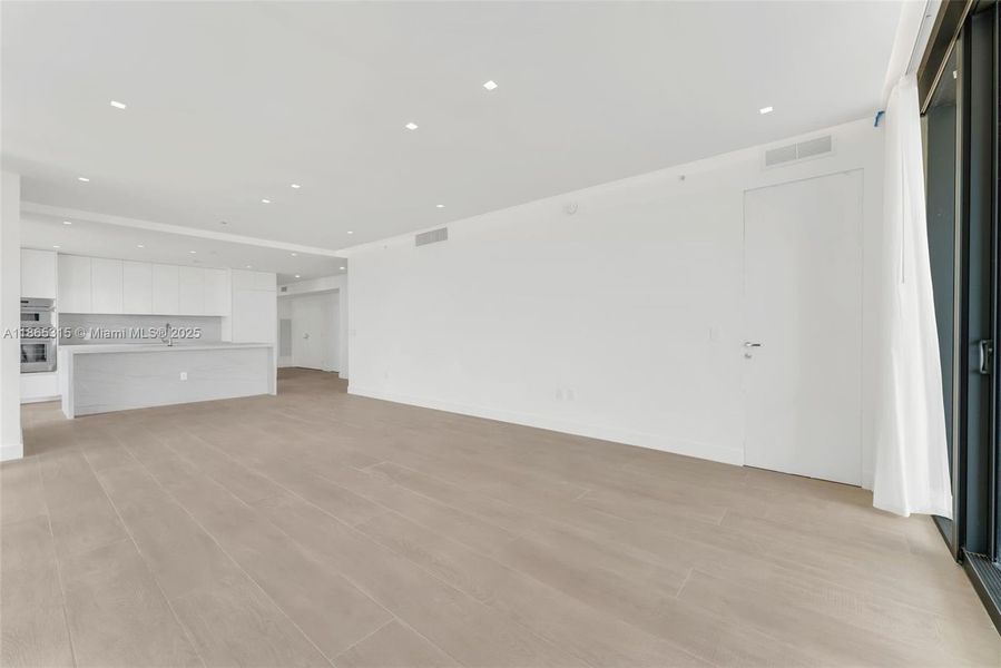 Spacious, unfurnished interior of a new home in Aria Reserve, Miami (Image 32). Spacious, unfurnished interior of a new home in Aria Reserve, Miami (Image 32).