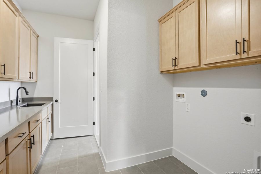 Furnished interior view inside a new home in Kinder Ranch 70's, San Antonio (Image 20).