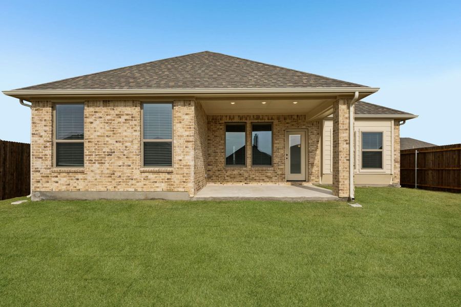 Exterior details and patio area of a home in Summer Crest, Fort Worth (Image 3).