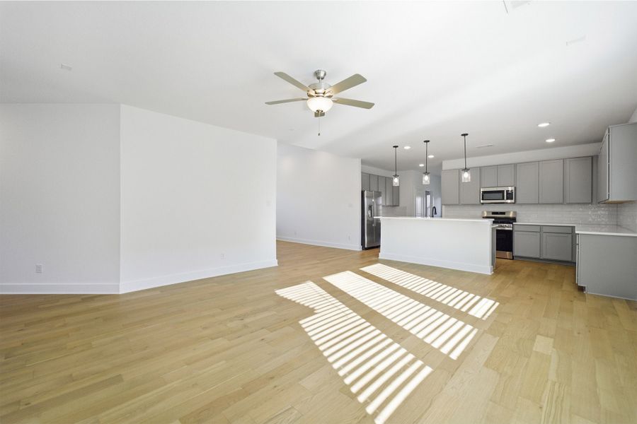 Spacious, unfurnished interior of a new home in Saddlebrook Estates, Waxahachie (Image 25). Spacious, unfurnished interior of a new home in Saddlebrook Estates, Waxahachie (Image 25).