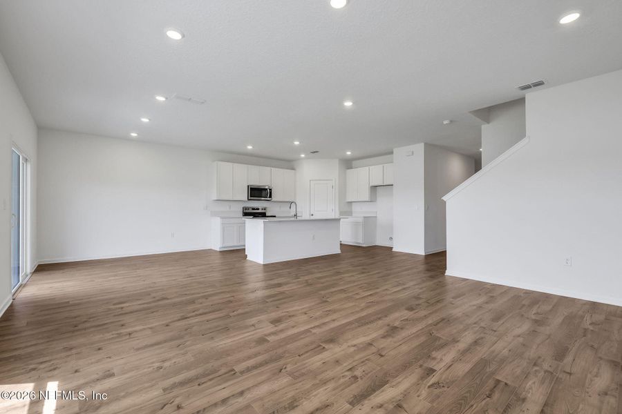 Spacious, unfurnished interior of a new home in Diamond Springs, Jacksonville (Image 26).