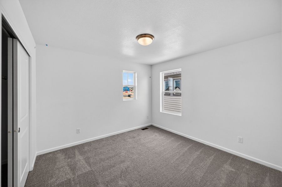 Spacious, unfurnished interior of a new home in Sky Ranch, Aurora (Image 14).