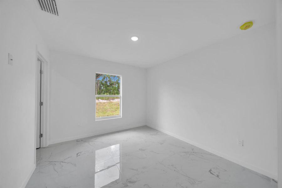 Spacious, unfurnished interior of a new home in , Lehigh Acres (Image 26).
