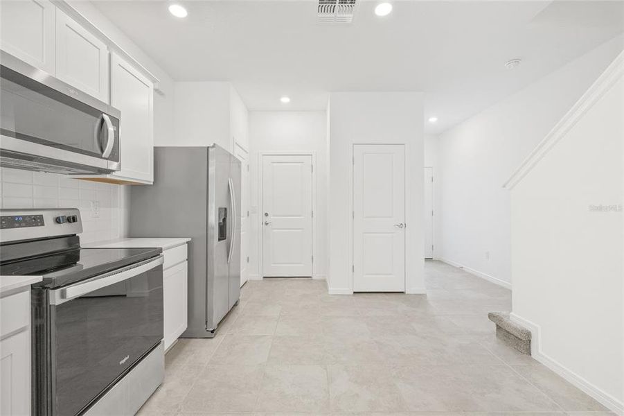 Spacious, unfurnished interior of a new home in , Tampa (Image 11).