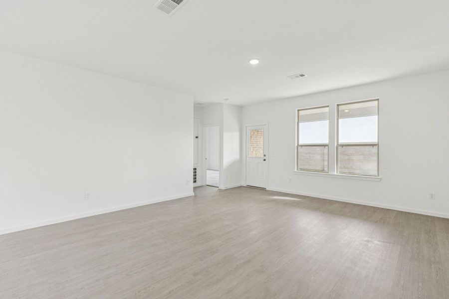 Spacious, unfurnished interior of a new home in River Ranch, Dayton (Image 25).