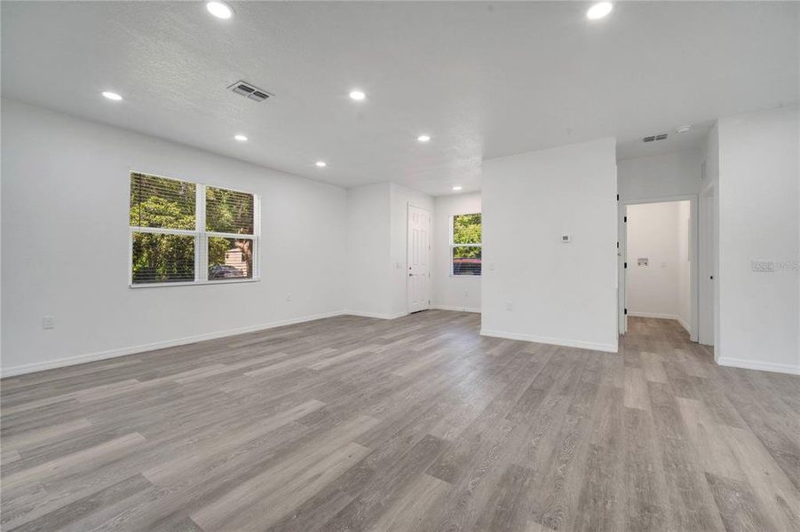 Spacious, unfurnished interior of a new home in , Palatka (Image 17).