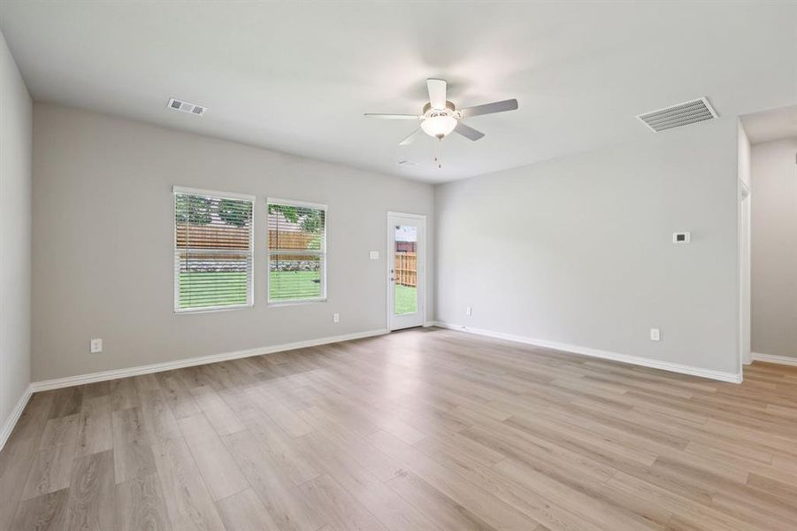 Spacious, unfurnished interior of a new home in Westmoor, Sherman (Image 15).