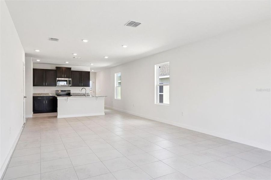 Spacious, unfurnished interior of a new home in Hamilton Bluff, Haines City (Image 29).