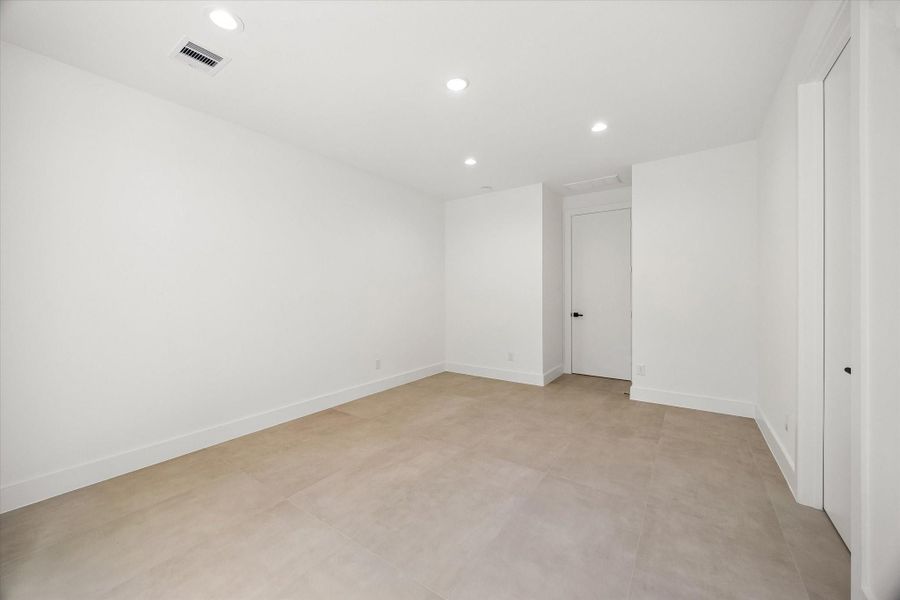 Spacious, unfurnished interior of a new home in , Conroe (Image 16).