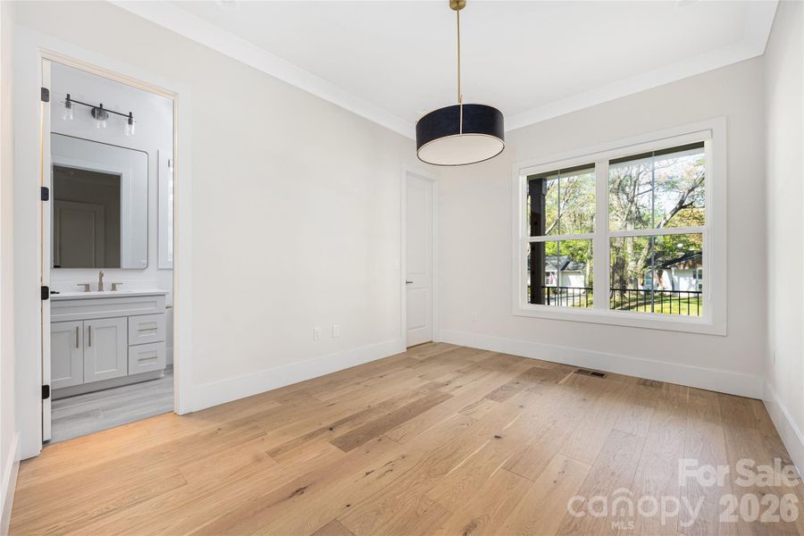 Main level guest suite.